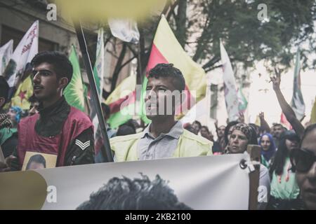 Athen, Griechenland, 9.. Oktober 2018 | zwanzig Jahre nach dem Tag (9.. Oktober 1998) weigerte sich die griechische Regierung, dem kurdischen Führer der PKK (Arbeiterpartei) Abdullah Öcalan, Hunderten von Kurden von Athen sowie griechischen Anhängern, Marschierte in der griechischen Hauptstadt und forderte die sofortige Freilassung von Ocalan aus dem türkischen Gefängnis. Die Demonstranten marschierten vom Syntagma-Platz zur türkischen Botschaft, wo sie Parolen gegen den türkischen Präsidenten Erdogan riefen. (Foto von Maria Chourdari/NurPhoto) Stockfoto