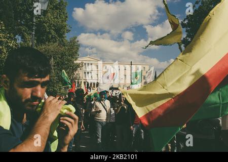 Athen, Griechenland, 9.. Oktober 2018 | zwanzig Jahre nach dem Tag (9.. Oktober 1998) weigerte sich die griechische Regierung, dem kurdischen Führer der PKK (Arbeiterpartei) Abdullah Öcalan, Hunderten von Kurden von Athen sowie griechischen Anhängern, Marschierte in der griechischen Hauptstadt und forderte die sofortige Freilassung von Ocalan aus dem türkischen Gefängnis. Die Demonstranten marschierten vom Syntagma-Platz zur türkischen Botschaft, wo sie Parolen gegen den türkischen Präsidenten Erdogan riefen. (Foto von Maria Chourdari/NurPhoto) Stockfoto