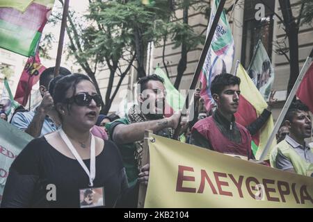 Athen, Griechenland, 9.. Oktober 2018 | zwanzig Jahre nach dem Tag (9.. Oktober 1998) weigerte sich die griechische Regierung, dem kurdischen Führer der PKK (Arbeiterpartei) Abdullah Öcalan, Hunderten von Kurden von Athen sowie griechischen Anhängern, Marschierte in der griechischen Hauptstadt und forderte die sofortige Freilassung von Ocalan aus dem türkischen Gefängnis. Die Demonstranten marschierten vom Syntagma-Platz zur türkischen Botschaft, wo sie Parolen gegen den türkischen Präsidenten Erdogan riefen. (Foto von Maria Chourdari/NurPhoto) Stockfoto