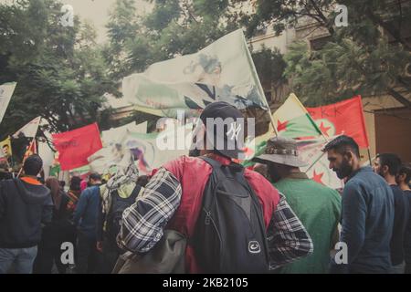 Athen, Griechenland, 9.. Oktober 2018 | zwanzig Jahre nach dem Tag (9.. Oktober 1998) weigerte sich die griechische Regierung, dem kurdischen Führer der PKK (Arbeiterpartei) Abdullah Öcalan, Hunderten von Kurden von Athen sowie griechischen Anhängern, Marschierte in der griechischen Hauptstadt und forderte die sofortige Freilassung von Ocalan aus dem türkischen Gefängnis. Die Demonstranten marschierten vom Syntagma-Platz zur türkischen Botschaft, wo sie Parolen gegen den türkischen Präsidenten Erdogan riefen. (Foto von Maria Chourdari/NurPhoto) Stockfoto