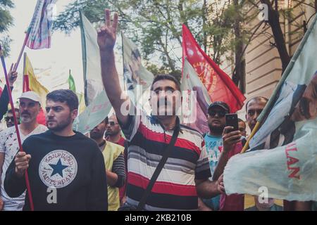 Athen, Griechenland, 9.. Oktober 2018 | zwanzig Jahre nach dem Tag (9.. Oktober 1998) weigerte sich die griechische Regierung, dem kurdischen Führer der PKK (Arbeiterpartei) Abdullah Öcalan, Hunderten von Kurden von Athen sowie griechischen Anhängern, Marschierte in der griechischen Hauptstadt und forderte die sofortige Freilassung von Ocalan aus dem türkischen Gefängnis. Die Demonstranten marschierten vom Syntagma-Platz zur türkischen Botschaft, wo sie Parolen gegen den türkischen Präsidenten Erdogan riefen. (Foto von Maria Chourdari/NurPhoto) Stockfoto