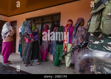 Indische Regierungskräfte bewachen während der zweiten Phase der Kommunalwahlen am 10. Oktober 2018 in Srinagar, der Sommerhauptstadt des indischen Verwaltungsbezirksashmir, Indien, ein verlassene Wahllokal. Die schlechte Wahlbeteiligung markierte die zweite Phase der Kommunalwahlen in Kaschmir, inmitten eines teilweisen Stillstands und einer starken Entsendung von Regierungskräften in der gesamten Region. Unabhängigkeitsbefürworter haben die Umfragen als Farce abgelehnt und zu einem Boykott aufgerufen, während große pro-indische Parteien wie National Conference und Peoples Democratic Party (PDP) sich ebenfalls vom Wahlprozess fernhielten, der indische Regierungen vorwirft Stockfoto