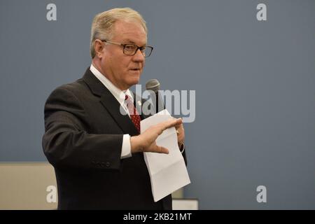 Scott Wagner, Republikaner, und Tom Wolf, Amtsinhaber und demokratischer Kandidat für den Sitz des Gouverneurs von Pennsylvania, nehmen am 10. Oktober 2018 an einem Studentenforum in Philadelphia, PA, Teil. Die Veranstaltung im Schulbezirk von Philadelphia wird vom Rendell Center for Civics and Civic Engagement des ehemaligen Gouverneurs Ed Rendell durchgeführt. (Foto von Bastiaan Slabbers/NurPhoto) Stockfoto