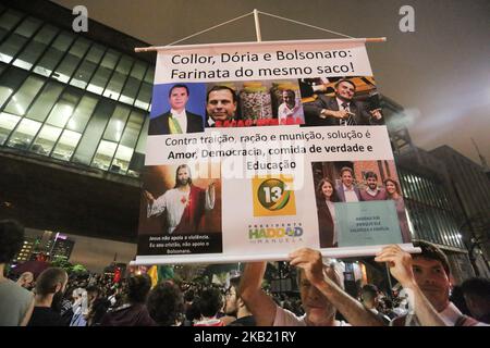 Am 10. Oktober 2018 protestieren Demonstranten mit dem Titel „Diktatur nie wieder, ohne Angst vor dem Faschismus“ und gegen den Präsidentschaftskandidaten Brasiliens, Jair Bolsonaro von der extremen Rechten, in der Paulista Avenue, Zentralregion der Stadt Sao Paulo, Brasilien. (Foto: Fabio Vieira/FotoRua/NurPhoto) Stockfoto