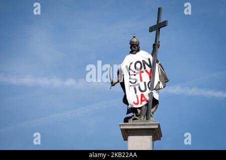 Eine Statue des Königs Sigismund in der Altstadt, in einem T-Shirt mit dem Slogan "Verfassung" in Warschau, Polen, am 17. September 2018 (Foto: Mateusz Wlodarczyk/NurPhoto) Stockfoto