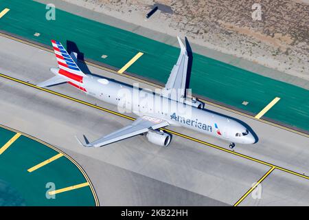Airbus A321 N431AN von American Airlines rollt. Schmalkarosserie-Flugzeug von American Airlines, das für Inlandsflüge innerhalb der USA verwendet wird. Stockfoto