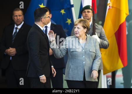 Bundeskanzlerin Angela Merkel begrüßt den slowenischen Ministerpräsidenten Marjan Sarec bei seiner Ankunft im Bundeskanzleramt in Berlin am 12. Oktober 2018. (Foto von Emmanuele Contini/NurPhoto) Stockfoto