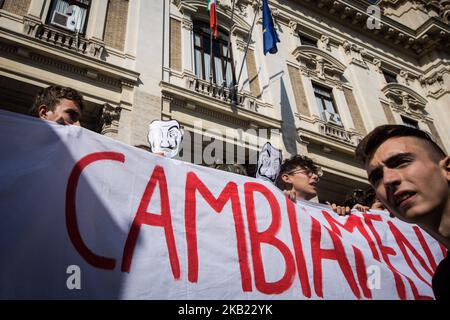 Studenten rufen am 12. Oktober 2018 in Rom, Italien, bei einem Protest für das Recht auf Studium Slogans aus. Tausende von Studenten gingen auf die Straße, um mehr Ressourcen für das Recht auf Studium, die Qualität der Bildung und den Protest gegen das von der Regierung angekündigte Finanzmanöver zu fordern. (Foto von Andrea Ronchini/NurPhoto) Stockfoto