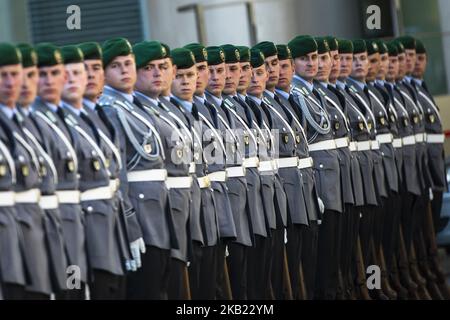 Soldaten der Ehrenwache sind am 12. Oktober 2018 im Berliner Kanzleramt zu sehen. (Foto von Emmanuele Contini/NurPhoto) Stockfoto