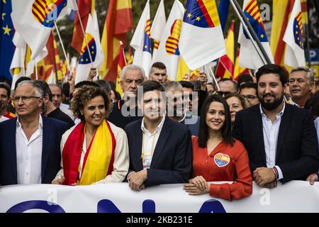 Dolors Montserrat von Partido Popular und Ines Arrimadas von Ciutadans während der Feierlichkeiten zum spanischen Nationalfeiertag am 12. Oktober 2018 in Barcelona. (Foto von Xavier Bonilla/NurPhoto) Stockfoto