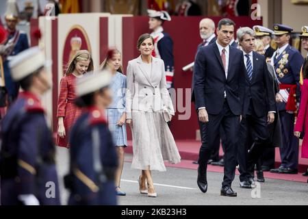 Königin Letizia von Spanien, Prinzessin Leonor von Spanien, Prinzessin Sofia von Spanien und Präsident Pedro Sanchez nehmen an der Militärparade zum spanischen Nationalfeiertag in Madrid, Spanien, Teil. 12. Oktober 2018. (Foto von A. Ware/NurPhoto) Stockfoto