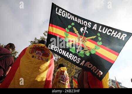 Gewerkschafter marschieren während einer Demonstration am 12. Oktober 2018 in Barcelona, Spanien. Tausende Anti-Separatisten aus ganz Spanien wurden von katalanischen Gewerkschaftsverbänden und politischen Parteien zum spanischen Nationalfeiertag nach Barcelona gerufen, um gegen die Unabhängigkeitsbestrebungen Kataloniens zu protestieren. (Foto von Joan Valls/NurPhoto) Stockfoto