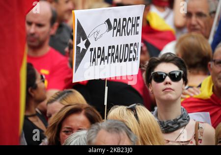 Gewerkschafter marschieren während einer Demonstration am 12. Oktober 2018 in Barcelona, Spanien. Tausende Anti-Separatisten aus ganz Spanien wurden von katalanischen Gewerkschaftsverbänden und politischen Parteien zum spanischen Nationalfeiertag nach Barcelona gerufen, um gegen die Unabhängigkeitsbestrebungen Kataloniens zu protestieren. (Foto von Joan Valls/NurPhoto) Stockfoto