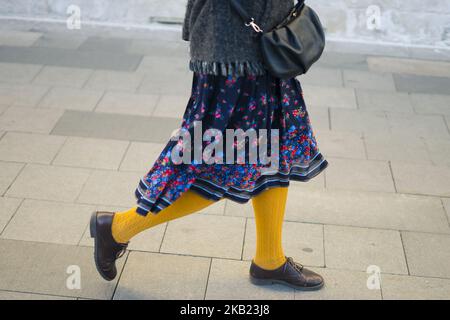 Ein Gast ist während der Mercedes Benz Fashion Week Russia Spring/Summer 2019 Day Six am 12. Oktober 2018 in Moskau, Russland, auf der Straße zu sehen. (Foto von Nataliya Petrova/NurPhoto) Stockfoto