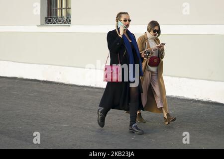 Ein Gast ist während der Mercedes Benz Fashion Week Russia Spring/Summer 2019 Day Six am 12. Oktober 2018 in Moskau, Russland, auf der Straße zu sehen. (Foto von Nataliya Petrova/NurPhoto) Stockfoto