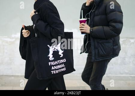 Ein Gast ist während der Mercedes Benz Fashion Week Russia Spring/Summer 2019 Day Six am 12. Oktober 2018 in Moskau, Russland, auf der Straße zu sehen. (Foto von Nataliya Petrova/NurPhoto) Stockfoto