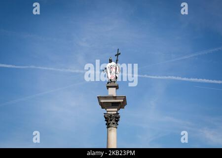 Eine Statue des Königs Sigismund in der Altstadt, in einem T-Shirt mit dem Slogan "Verfassung" in Warschau, Polen, am 17. September 2018 (Foto: Mateusz Wlodarczyk/NurPhoto) Stockfoto