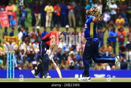 Der Sri-lankische Cricketspieler Lasith Malinga feiert, nachdem er das Wicket von Englands Cricket-Kapitän Eoin Morgan beim 2. One Day International Cricket-Spiel zwischen Sri Lanka und England im Rangiri Dambulla International Stadium, Dambulla, Sri Lanka, übernommen hat. Samstag, 13. Oktober 2018 (Foto von Tharaka Basnayaka/NurPhoto) Stockfoto