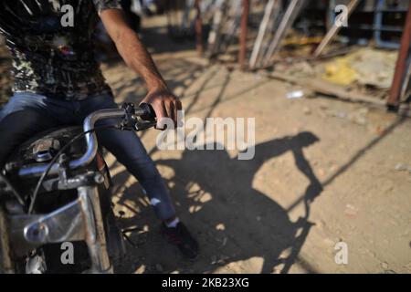 Ein Motorrad-Stuntman posiert für die Fotos vor dem Brunnen des Todes während einer Messe in Kathmandu am Sonntag, dem 14. Oktober 2018. (Foto von Narayan Maharjan/NurPhoto) Stockfoto