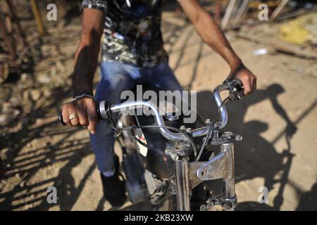 Ein Motorrad-Stuntman posiert für die Fotos vor dem Brunnen des Todes während einer Messe in Kathmandu am Sonntag, dem 14. Oktober 2018. (Foto von Narayan Maharjan/NurPhoto) Stockfoto