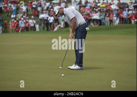 Marc Leishman aus Australien spielt während der Finalrunde des CIMB Classic Golfturniers in Kuala Lumpur, Malaysia, am 14. Oktober 2018 einen Putt auf dem 18. Green. (Foto von Zahim Mohd/NurPhoto) Stockfoto