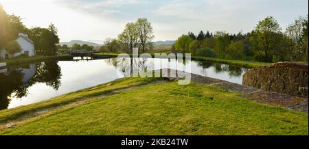 Crinan Canal In Der Nähe Von Oban Schottland. Abendliche Reflexionen auf dem Kanal Stockfoto