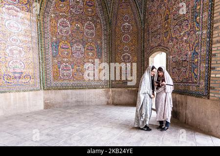 Iranische junge Frauen sprechen auf einem Hof der Nasir-al-Mulk-Moschee, auch die Rosa Moschee genannt, in Shiraz, Iran, 15. September 2018. (Foto von Dominika Zarzycka/NurPhoto) Stockfoto