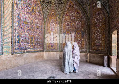 Iranische junge Frauen sprechen auf einem Hof der Nasir-al-Mulk-Moschee, auch die Rosa Moschee genannt, in Shiraz, Iran, 15. September 2018. (Foto von Dominika Zarzycka/NurPhoto) Stockfoto