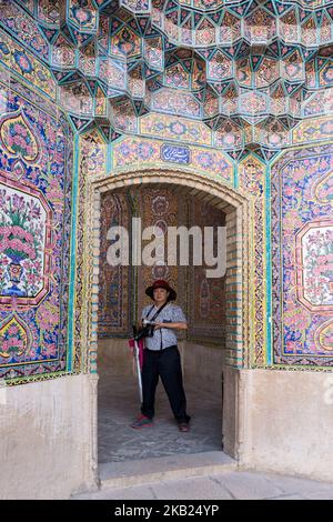 Asiatischer Tourist auf einem Hof der Nasir-al-Mulk-Moschee, auch Rosa Moschee genannt, in Shiraz, Iran, 15. September 2018. (Foto von Dominika Zarzycka/NurPhoto) Stockfoto