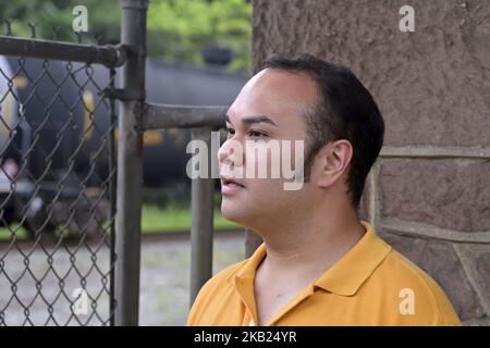 Peter Urscheler, Teilzeit-Bürgermeister des Bezirks Phoenixville, blickt am 21. august 2018 auf die Gleise des ehemaligen Bahnhofs in Phoenixville, PA. Der Colombia Station beherbergt derzeit einen Veranstaltungsort. Um den jüngsten Wirtschaftsaufstand zu fördern und zu sichern, kündigte eine Gemeindegruppe Pläne für eine Eisenbahnerweiterung an, um den Bezirk im Chester County mit der Stadt Philadelphia, 28 Meilen südöstlich, zu verbinden. (Foto von Bastiaan Slabbers/NurPhoto) Stockfoto