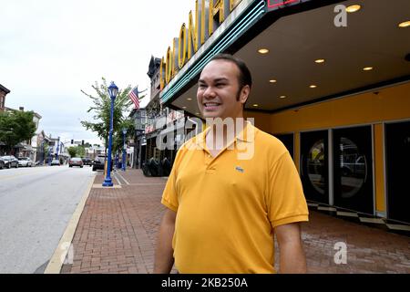 Peter Urscheler, Teilzeit-Bürgermeister des Bezirks Phoenixville, posiert für ein Foto vor dem Colonial, das sich am 21. August 2018 im herzen des Handelskorridors von Phoenixville, PA, befindet. Um den jüngsten Wirtschaftsaufstand zu fördern und zu sichern, kündigte eine Gemeindegruppe Pläne für eine Eisenbahnerweiterung an, um den Bezirk im Chester County mit der Stadt Philadelphia, 28 Meilen südöstlich, zu verbinden. (Foto von Bastiaan Slabbers/NurPhoto) Stockfoto