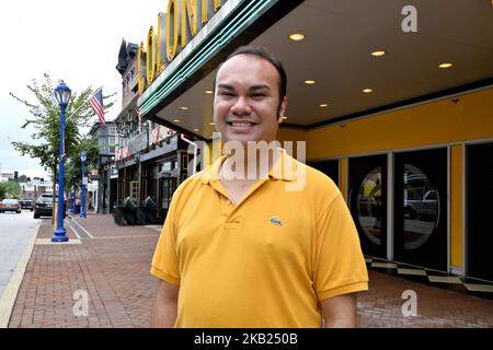 Peter Urscheler, Teilzeit-Bürgermeister des Bezirks Phoenixville, posiert für ein Foto vor dem Colonial, das sich am 21. August 2018 im herzen des Handelskorridors von Phoenixville, PA, befindet. Um den jüngsten Wirtschaftsaufstand zu fördern und zu sichern, kündigte eine Gemeindegruppe Pläne für eine Eisenbahnerweiterung an, um den Bezirk im Chester County mit der Stadt Philadelphia, 28 Meilen südöstlich, zu verbinden. (Foto von Bastiaan Slabbers/NurPhoto) Stockfoto