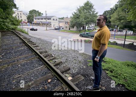 Peter Urscheler, Teilzeit-Bürgermeister des Bezirks Phoenixville, blickt am 21. august 2018 auf die Gleise des ehemaligen Bahnhofs in Phoenixville, PA. Der Colombia Station beherbergt derzeit einen Veranstaltungsort. Um den jüngsten Wirtschaftsaufstand zu fördern und zu sichern, kündigte eine Gemeindegruppe Pläne für eine Eisenbahnerweiterung an, um den Bezirk im Chester County mit der Stadt Philadelphia, 28 Meilen südöstlich, zu verbinden. (Foto von Bastiaan Slabbers/NurPhoto) Stockfoto