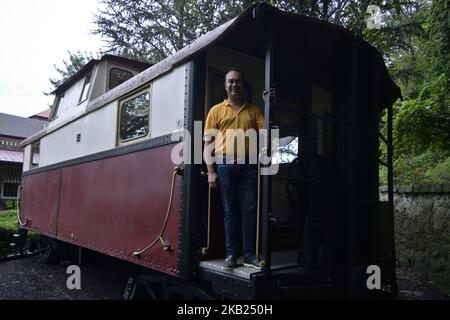 Peter Urscheler, Teilzeit-Bürgermeister des Bezirks Phoenixville, steht am 21. august 2018 auf der Rückseite einer stationären Kabinenbahn am ehemaligen Bahnhof in Phoenixville, PA. Der Colombia Station beherbergt derzeit einen Veranstaltungsort. Um den jüngsten Wirtschaftsaufstand zu fördern und zu sichern, kündigte eine Gemeindegruppe Pläne für eine Eisenbahnerweiterung an, um den Bezirk im Chester County mit der Stadt Philadelphia, 28 Meilen südöstlich, zu verbinden. (Foto von Bastiaan Slabbers/NurPhoto) Stockfoto