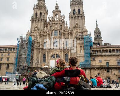 Pilger ruhen sich in der Praza do Obradoiro aus, wo sich die Kathedrale von Santiago befindet. (Foto von Romy Arroyo Fernandez/NurPhoto) Stockfoto