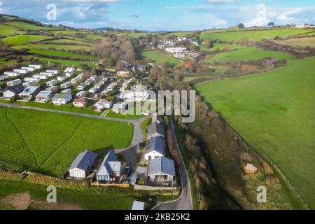 Eype, Dorset, Großbritannien. 3.. November 2022. Wetter in Großbritannien. Blick aus der Luft der Chalets und des Wohnwagenparks an der Eype Mouth in Dorset an einem Nachmittag mit Herbstsonne nach heftigem nächtlichem Regen. Bildnachweis: Graham Hunt/Alamy Live News Stockfoto