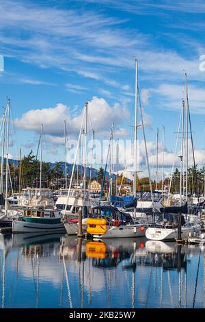 Reflektionen von Schiffen an der Sidney Marina in British Columbia, Kanada Stockfoto