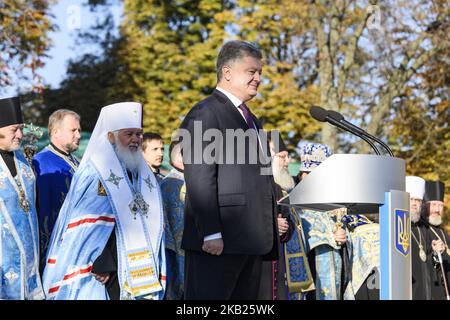 Präsident Petro Poroschenko und Metropolit Makariy (Maletych), beim Gottesdienst auf einem Platz vor der Sophienkathedrale in Kiew, Ukraine, 14. Oktober 2018 (Foto: Maxym Marusenko/NurPhoto) Stockfoto