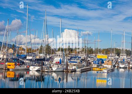 Reflektionen von Schiffen an der Sidney Marina in British Columbia, Kanada Stockfoto