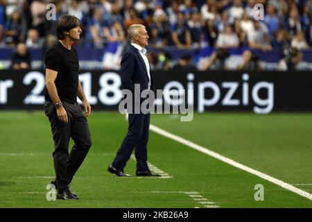 Didier Deschamps, Trainer von Frankreich, und Joachim Low, Trainer von Deutschland, während des Fußballspiels der UEFA Nations League zwischen Frankreich und Deutschland im Stade de France in Saint-Denis bei Paris am 16. Oktober 2018. (Foto von Mehdi Taamallah/NurPhoto) Stockfoto