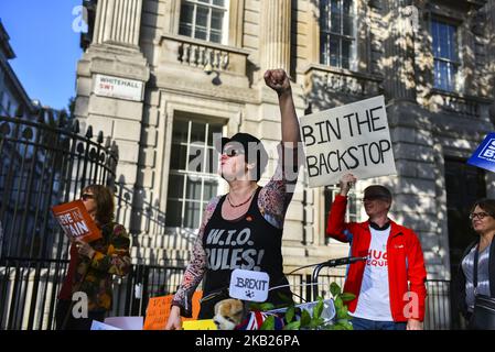 Demonstranten, die sich für den Brexit einsetzen, versammeln sich vor der Downing Street und fordern den Premierminister auf, „Chuck Chequers“ während der wöchentlichen Kabinettssitzung in der Downing Street, London, am 16. Oktober 2018 zu fordern. (Foto von Alberto Pezzali/NurPhoto) Stockfoto