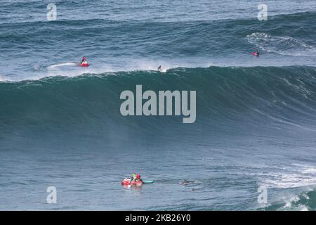 Für Surfer ist die Unterstützung von Jetskis entscheidend, um die Sicherheit zu gewährleisten. Am 13. Oktober fand in Praia do Norte, Nazaré, Portugal, der erste große Aufschwund der Saison 2018/2019 statt. Mit vielen Menschen im Wasser und beobachten. (Foto von Henrique Casinhas/NurPhoto) Stockfoto