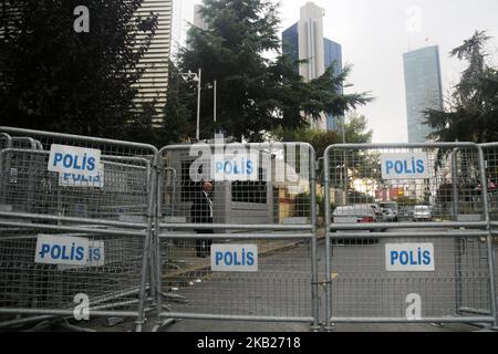 Ein Beamter steht vor dem saudischen Konsulat in Istanbul, Türkei, 16. Oktober 2018. Laut lokalen Medienberichten hat der saudische Konsul Mohammad al-Otaibi die Türkei verlassen. Ein türkischer Staatsanwalt ist am 15. Oktober in das saudische Konsulat in Istanbul eingedrungen, um das Verschwinden des saudischen Dissidenten Journalisten Jamal Khashoggi zu untersuchen, eine Inspektion, die gemeinsam mit einem saudischen Team durchgeführt wurde. Khashoggi wurde am 02. Oktober vermisst, als er in das saudische Konsulat eintrat, um Papierkram abzuholen. (Foto von Momen Faiz/NurPhoto) Stockfoto