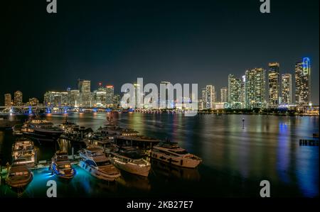 Nächtliche Stadtansicht von Miami - Biscayne Bay - Yachten Stockfoto