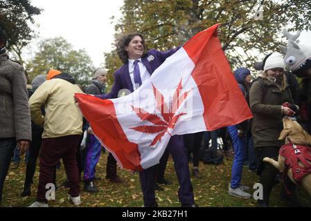 Eine Person, die mit einer Replik der kanadischen Flagge tanzt, bei der das „Apelblatt“ während des Cannabis Legalisierungs-Tages in Toronto, Kanada, durch ein Marihuanablatt ersetzt wurde. Am 17. Oktober 2018 wurde Marihuana in Kanada legal. Um den Tag zu feiern, versammelten sich die Menschen um die Mittagszeit im Trinity Bellwoods Park. Die Party ging bis spät in den Abend in Toronto, Kanada. (Foto von Arindam Shivaani/NurPhoto) Stockfoto