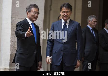 Italiens Premierminister Giuseppe Conte begrüßt den südkoreanischen Präsidenten Moon Jae-in am 17. Oktober 2018 im Palazzo Chigi in Rom, Italien.der südkoreanische Präsident Moon ist derzeit auf Europatournee. (Foto von Christian Minelli/NurPhoto) Stockfoto