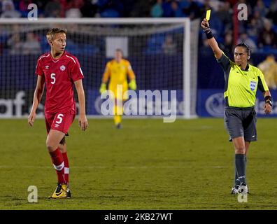 Frisco - 17. OKTOBER: 2018 Rebecca Quinn aus Kanada erhält beim CONCACAF Women's Championship Final Match zwischen den USA und Kanada im Toyota Stadium, Frisco am 17. Oktober 2018 eine gelbe Karte (Foto by Action Foto Sport/NurPhoto) Stockfoto