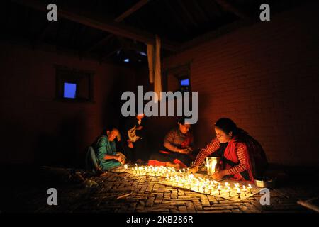 Nepalesische Anhänger, die Butterlampen anbieten, infornt den Bramayani-Tempel während des zehnten Tages des Dashain Durga Puja Festivals im Bramayani-Tempel, Bhaktapur, Nepal am Freitag, den 19. Oktober 2018. Dashain ist das vielversprechendste und größte gefeierte Fest in Nepal, das uralte Traditionen und die Hingabe der Nepalesen an die Göttin Durga widerspiegelt. (Foto von Narayan Maharjan/NurPhoto) Stockfoto