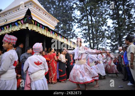 Nepalesische Hindu-Priester führen am 19. Oktober 2018 am zehnten Tag des Dashain Durga Puja Festivals im Bramayani Tempel, Bhaktapur, Nepal, einen rituellen Tanz auf. Dashain ist das vielversprechendste und größte gefeierte Fest in Nepal, das uralte Traditionen und die Hingabe der Nepalesen an die Göttin Durga widerspiegelt. (Foto von Narayan Maharjan/NurPhoto) Stockfoto