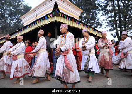 Nepalesische Hindu-Priester führen am 19. Oktober 2018 am zehnten Tag des Dashain Durga Puja Festivals im Bramayani Tempel, Bhaktapur, Nepal, einen rituellen Tanz auf. Dashain ist das vielversprechendste und größte gefeierte Fest in Nepal, das uralte Traditionen und die Hingabe der Nepalesen an die Göttin Durga widerspiegelt. (Foto von Narayan Maharjan/NurPhoto) Stockfoto